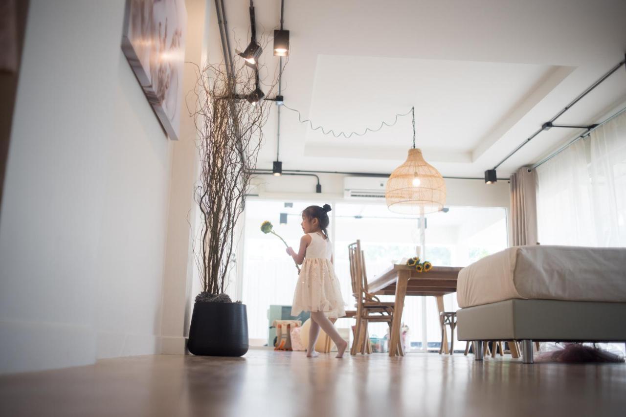 Mini-Me Hubs, Charm Suites & Pool In Old City Chiang Mai Buitenkant foto
