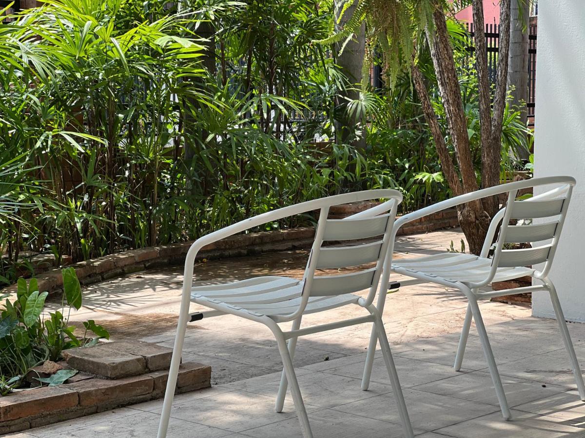 Mini-Me Hubs, Charm Suites & Pool In Old City Chiang Mai Buitenkant foto
